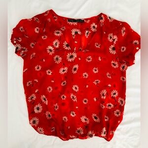 EUC Beautiful Zara red lightweight short sleeve top with daisy accents.